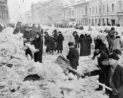 Kur u themelua qyteti i Leningradit?